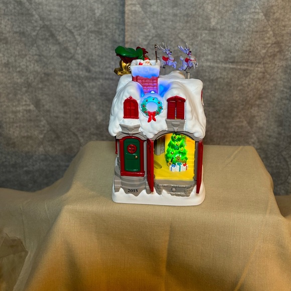 2015 Up on the Housetop Hallmark Keepsake Ornament - Picture 3 of 16